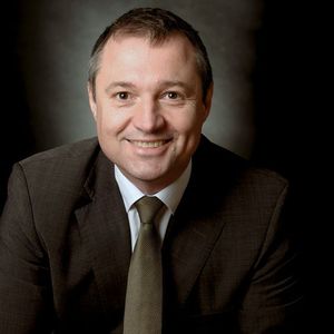 „Fast so sehr wie lebensgefährliche Manipulationen von Medizingeräten fürchten Sicherheitsexperten den Datenklau. Doch nicht nur medizinische Geräte sind davon betroffen, sondern auch Fitness- und Gesundheits-Apps, die mittlerweile nicht nur im privaten Umfeld zum Einsatz kommen“, MIrko Brandner, Arxan Technologies