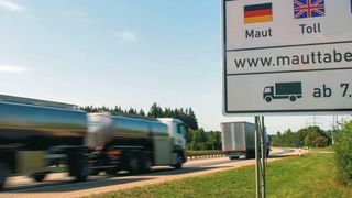 Hinweisschild: Von der Lkw-Maut befreit sind Elektro-Lkw und bis Ende 2020 Erdgas-betriebene Lkw. (Toll Collect)