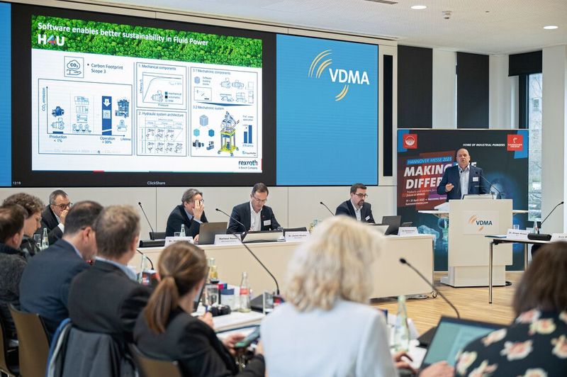 „Software erlaubt eine deutliche Wirkungsgradverbesserung beim Betrieb von Hydraulikanlagen aller Art und damit einen signifikanten Beitrag der Branche zur Senkung der Treibhausemissionen“, sagt Dr. Steffen Haack, Vorstandsvorsitzender der Bosch Rexroth AG.  (Bild: VDMA/Deutsche Messe AG)