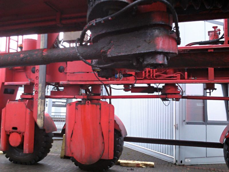 Bei der Verschleißmessung am Umlenkbolzen im Lenkgestänge des Straddle Carriers kommt ein Contrinex Sensor der Serie 500 zum Einsatz. (Bild: Contrinex)