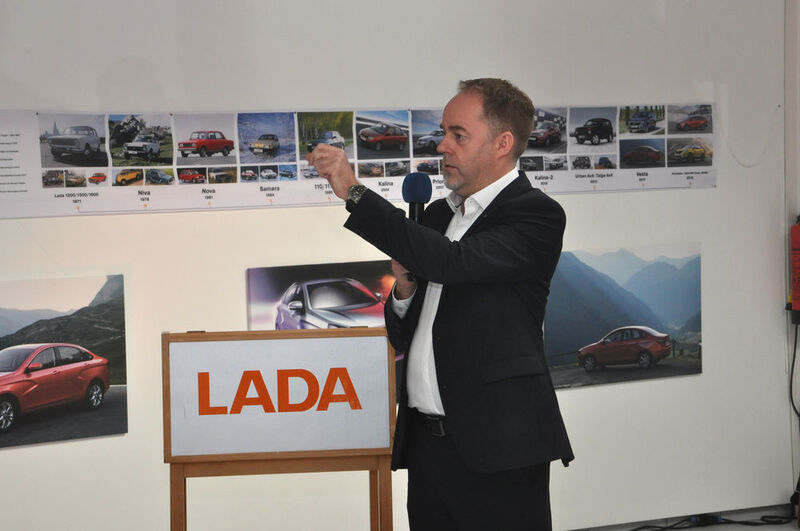 Die Idee hinter dem X-Design erläuterte Steve Mattin, Chefdesigner von Lada, der extra aus der Lada-Zentrale nach Buxtehude angereist war. (Grimm/»kfz-betrieb«)