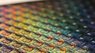 Wafer sind das Ausgangsprodukt für Mikrochips, wie sie in Autos, Smartphones, Computern oder anderen elektronischen Geräten zum Einsatz kommen. Die Qualitätskontrolle beim Herstellungsprozess der Wafer ist dabei von höchster Relevanz. (gemeinfrei)