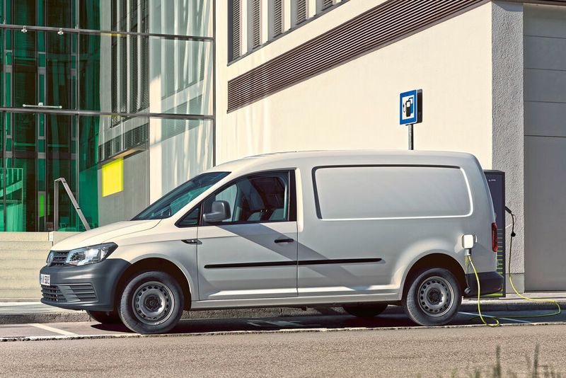 Die Batterie des VW ABT E-Caddy ist mit Wechselstrom an einer 7,2 kW-Wallbox in rund fünf Stunden wieder vollständig aufgeladen (Leasing ab 293 Euro netto monatlich).  (ABT)