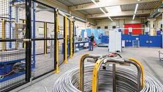 Das Schoeller Werk vervollständigt seine Rohrfertigungsmöglichkeiten jetzt mit einem zur Endenbearbeitung von 8 bis 10 mm durchmessenden Kfz-Rohren ausgerüsteten Hochleistungs-Sägezentrum. (Schöller Werk)