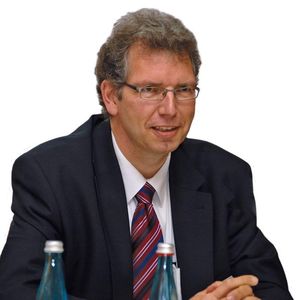 Christian Bischoff, Managing Director Prologis Northern Europe, erklärt: „Ich bin sicher, dass diese Studie sich rasch zum Standardwerk der Branche entwickelt, und danke allen Mitwirkenden für die gelungene Arbeit.“Bild: Maienschein