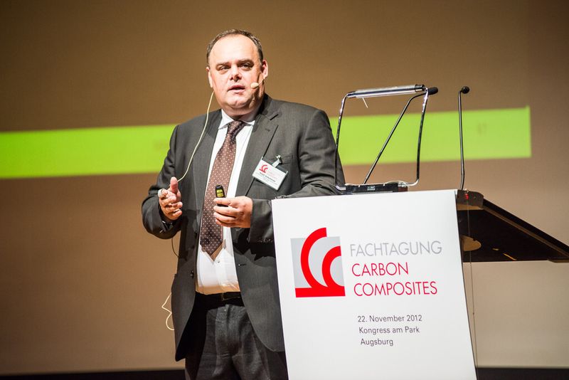 Ein Highlight des Vortrags von Ralph R. Hufschmied war das automatisierte Reparieren von CFK-Strukturteilen im Luftfahrtbereich. Gemeinsam mit dem Maschinenhersteller Primacon und dem Softwareanbieter BCT hat der Werkzeugherseller Hufschmied dazu ein Fräsverfahren entwickelt. (Bild: Mack)