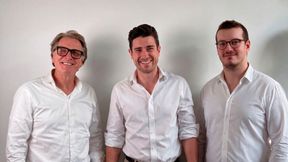 Wechsel in der Geschäftsführung von Alpha Online: Gründer Olaf Bock (li.) gibt die Geschäftsführung an Kilian Stocker (Mitte) ab. Alpha Online ist seit 2024 Teil der Caronsale-Gruppe; rechts CEO Tom Krüger. (Bild: Caronsale)