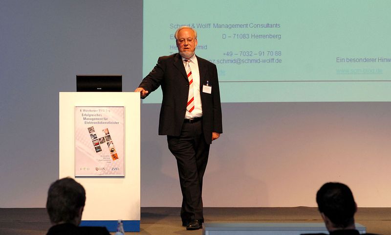 Der Spezialist für Lieferketten und zeitkritische Prozesse Heinz Schmid veranschaulichte an einer Simulation den Bullwhip-Effekt  (Archiv: Vogel Business Media)