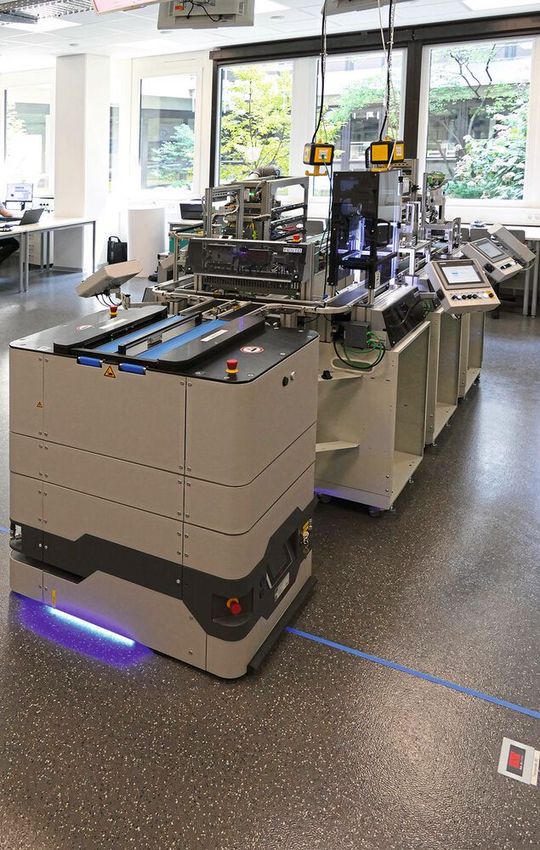 Mit der Lernfabrik 4.0 lernen die Berufsschüler praxisnah die Abläufe in einer Smart Factory. Mit der Lernfabrik 4.0 lernen die Berufsschüler praxisnah die Abläufe in einer Smart Factory.