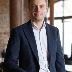 Dominik Dennig hat seine neue Rolle als Geschäftsführer der Dennig GmbH angetreten, der Holdinggesellschaft hinter der Denios-Gruppe.(Bild:  Denios)