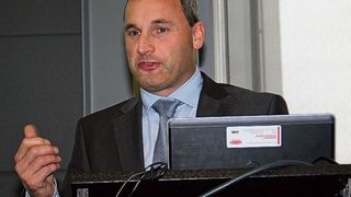 Harald Langeder, Manager R&D bei Fronius, präsentierte die intelligente Roboter-Schweißlösung TPS/i Robotics. (Bild: Kroh)