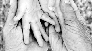 George C. Williams entwickelte 1957 mit der antagonistischen Pleiotropie (AP) eine Hypothese des Alterns, die besagt, dass die Evolution Gene selektiert, die vorteilhaft in der Jugend und Fortpflanzungsperiode sind, aber negative Auswirkungen im Alter haben.  (BAD MAN PRODUCTION)