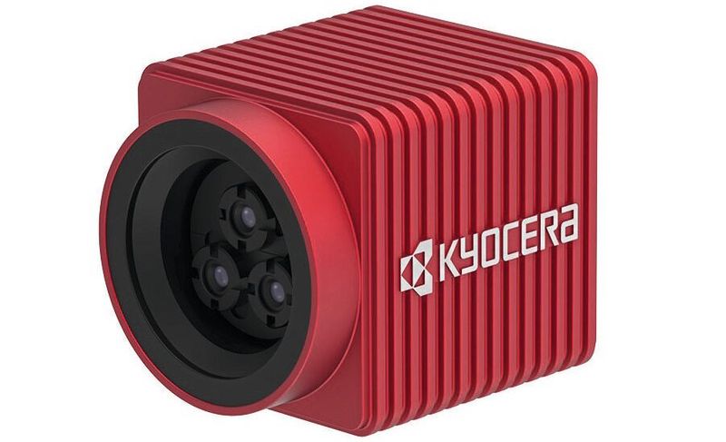 Der Dreifachobjektiv-Abstandssensor für Nahaufnahmen von Kyocera. Das Modul misst 28 mm x 30 mm x 40 mm. Die Kamera nutzt drei Objektive und eine proprietäre KI, um halbtransparente sowie dünne und feine linienförmige Objekte zu erkennen, die mit dem menschlichen Auge und herkömmlichen Stereokameras bisher nur schwer erkennbar waren.(Bild:  Kyocera)