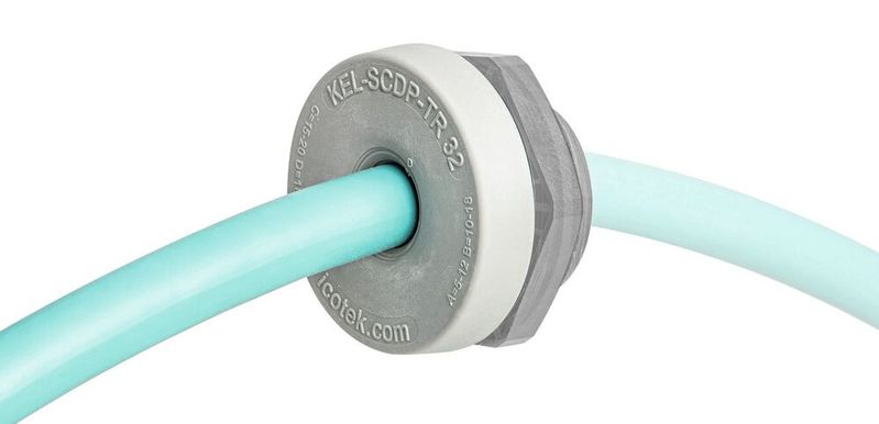 Mit der metrischen Icotek-KEL-SCDP-TR-Kabeldurchführungsplatte lassen sich einzelne Leitungen ohne Stecker einführen.(Bild:  Icotek)