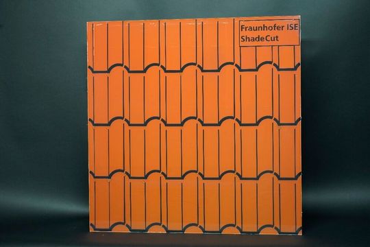 The foil cut patterns can be used to imitate roof tiles, for example, without significantly impairing the efficiency of the PV module.(Image: Fraunhofer ISE / Marco Ernst)