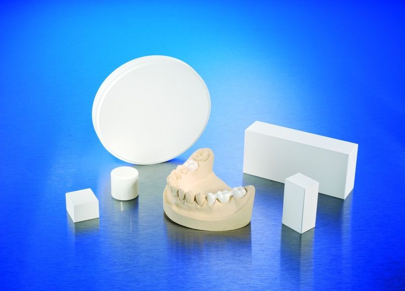 Yttriumstabilisiertes Zirkonoxid wird in der Fertigung von Blanks – Grundprodukt zur Herstellung von keramischen Kronen und Brücken – eingesetzt. (Bild: Ceram Tec)