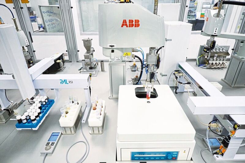 Abb.4: Der Roboterarm unterstützt die Angestellten im Labor. (ABB Eurofins, Hauke Hass)