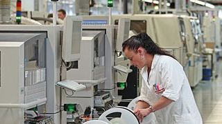 Keine Sorgen: Die Miele-Mitarbeiter in der Fertigung waren nicht von den Planungen betroffen, zeigten sich aber solidarisch mit ihren Kollegen aus der Logistik. Bild: Miele (Archiv: Vogel Business Media)
