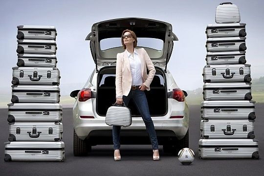 Mit bis zu 1.550 Liter Volumen bietet der Astra Sports Tourer einen Kofferraum in klassentypischen Dimensionen. Die Ladeöffnung wirkt allerdings recht klein. (Archiv: Vogel Business Media)