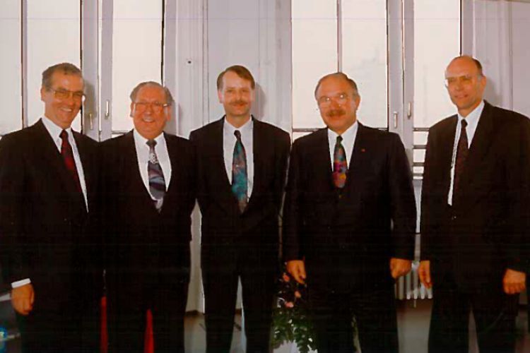 Neue Geschäftsstelle in Berlin: (v.li.) ZDK-Geschäftsführer Jürgen Creutzig, Heinz Wilhelms und Volker Kuhn (leiteten die Geschäftsstelle), ZDK-Präsident Bernhard Enning, ZDK-Geschäftsführer Rolf D. Binnenbrücker. (Foto: Promotor)