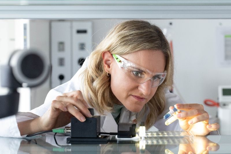 Lea Oberhänsli bada nowo opracowany przez Empa materiał przeznaczony do „inteligentnych” opatrunków na rany. Różnorodne testy laboratoryjne wykazały, że sterowane światłem uwalnianie substancji czynnej z tego materiału działa prawidłowo.(Zdjęcie: Empa)