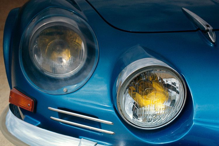 Die gelben Scheinwerfer des Originals finden sich auch im Prototypen des Jahres 2012 wieder: ... (Renault)