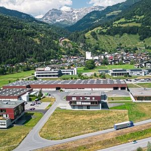 Mit fast 600 Mitarbeitenden gehört Trumpf Schweiz AG in Grüsch zu einem der grösseren Industrieunternehmen in der Schweiz.(Bild:  Trumpf Schweiz AG)