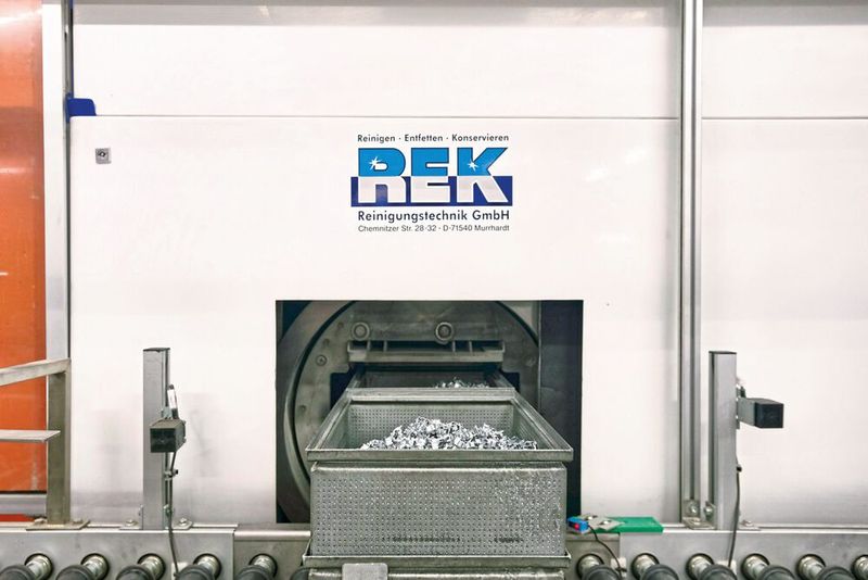 Damit die Schrittmotoren Ausreißkräften von 80 Nm standhalten, müssen die Einzelteile perfekt entfettet sein. Das geschieht in der REK-Entfettungsanlage.  (Bild: Richard Geiss GmbH)