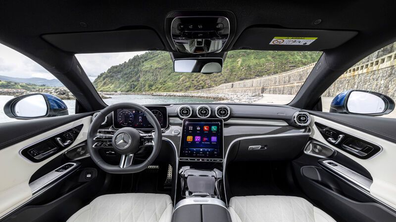Der große Bildschirm prägt das Cockpit. (Bild: Mercedes-Benz)