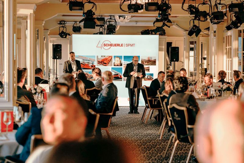 Filippo Baldassari, Managing Director bei TII Scheuerle, erläutert die Entstehungsgeschichte und Zukunftsaussichten des auf 40 Jahre zurückblickenden Erfolgssystems SPMT. (Bild: TII Scheuerle)