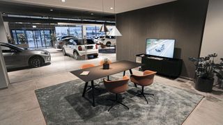 Großzügig dimensionierte Kundenlounges sind Teil von BMWs neuem Retailkonzept. (Bild: Widmann + Winterholler)