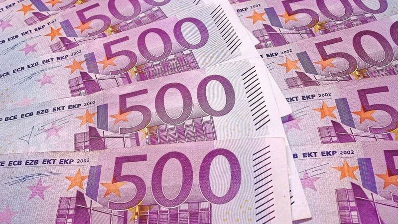 Schon jetzt müssen Kunden bei Bargeldeinzahlungen ab 10.000 Euro ihren Banken nachweisen, woher das Geld stammt. In Autohäusern sollen nach EU-Plänen Kunden mit solchen Bargeldsummen nicht mehr zahlen dürfen.(Bild:  gemeinfrei /  Pixabay)