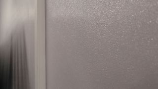 Der glasfaserverstärkte Kunststoff (GfK) Embossed ist leicht und einfach zu verarbeiten und zu reinigen. (Lamilux)