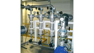 In der Praxis werden mehrere Hydrozyklone parallel angeordnet. Das Bild zeigt eine sogenannte Batterie, bestehend aus drei Zentrifugalabscheidern. Die Summe der Einzeldurchsatzleistung jedes Zyklons ergibt die Gesamtdurchsatzleistung der Batterie. (Wolftechnik; ©macrovector - stock.adobe.com)