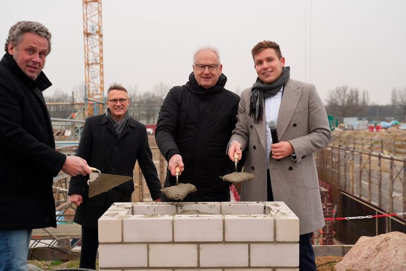 Abbildung 3: Bei der Grundsteinlegung am 25.1.2023 halfen tatkräftig mit v. l.: Michael Große von Otto Wulff, Manfred Reschka von Dataport, Thomas Tauer und Dennis Preljevic von Akquinet.  (Bild: Akquinet )