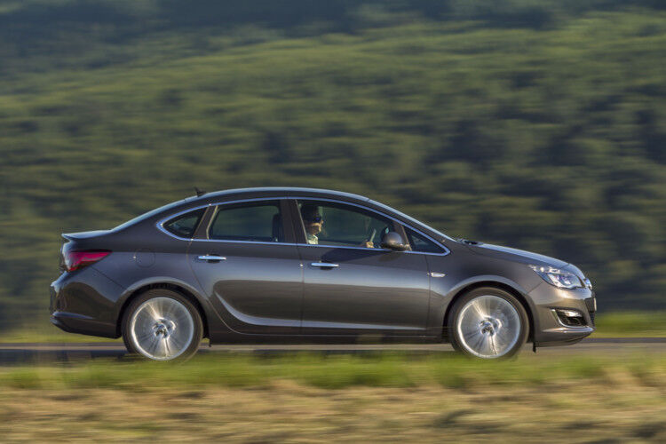 Die viertürige Opel Astra Limousine (Länge/Breite/Höhe: 4.658/1.814/1.476 mm) hat einen Radstand von 2.685 mm und bietet gute Platzverhältnisse. Die Fahrzeug-Silhouette ist langgestreckt. Eine seitliche Lichtkante, die durch die Türgriffe verläuft und in Richtung Heck immer prägnanter wird, lässt das Fahrzeug muskulöser wirken. (Opel)