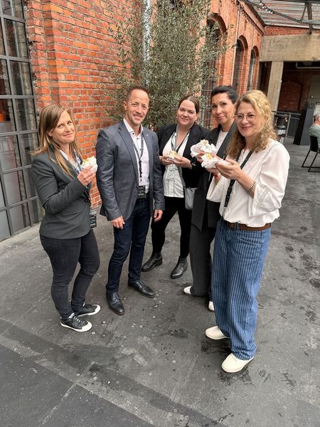 Liebe geht durch den Magen: Bei den hübschen Mädels (v. l.) Vroni Mayer (Seagate), Corinna Leisten (S&K), Svenja Klose (Littlebit) und Barbara Meister (Seagate), hat Sascha Bosen (Seagate) keinen Hunger mehr. (Bild: Vogel IT-Medien GmbH)