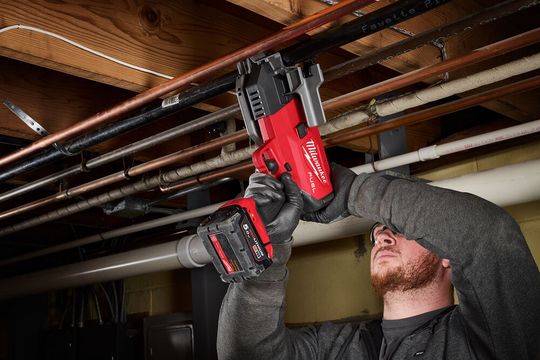 Der Akku-Rohrschneider des Typs M18 Fuel Fpcs-502X von Milwaukee wiegt inklusive Akku keine vier Kilogramm. Aber das ist längst nicht der einzige Pluspunkt für den Anwender ... (Bild:  Milwaukee Tool)