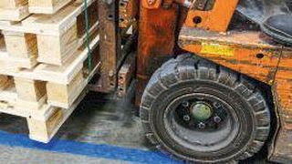 Um den Fußgänger- und Fahrzeugverkehr voneinander zu trennen, sind deutlich gekennzeichnete Böden von Vorteil. (Brady)