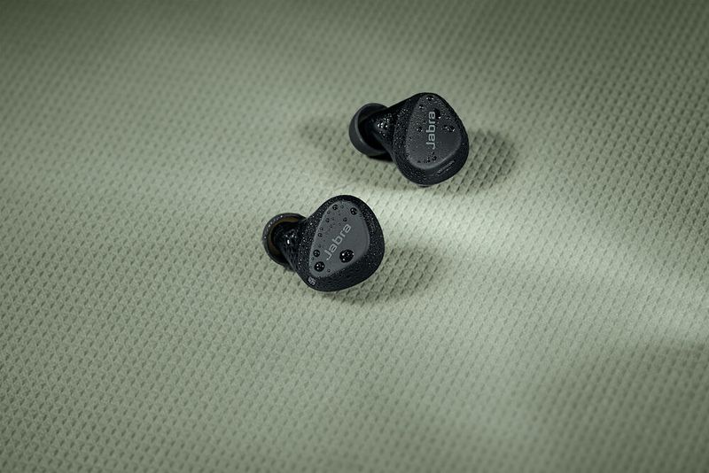 Dank ihres Designs bieten die Kopfhörer Elite 4 Active von Jabra auch beim Sport guten Halt. Außerdem sind sie wasserdicht. (ATB)