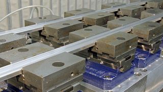 Bild 1: Für die Profilspannung sind paarweise jeweils 18 Kraftspannblöcke Tandem PGS kombiniert; sie lassen sich entlang der X-Achse verschieben und sorgen für eine präzise Spannung der Profile. Bild: Schunk (Archiv: Vogel Business Media)