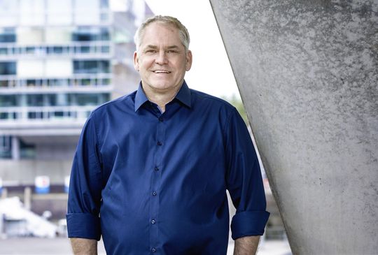 (Andreas Rahn, Gründer und Geschäftsführer der Solar- und Carbonstoren GmbH:"Mit unseren SolarStoren lassen sich die oftmals riesigen Fensterflächen an Gebäuden nun nebenbei für die Stromerzeugung nutzen." Bild: Solar & Carbonstoren GmbH)