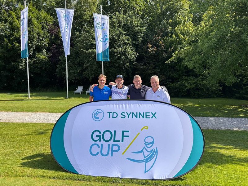 Dieser Flight (v. l.) Patrick Stahl (Concat), Fabian Nacken (enthus) und Michael Hitzelberger (TD Synnex) ist mit Olympiasieger Herbert Fritzenwenger professionell aufgestellt. (Bild: Vogel IT-Medien)