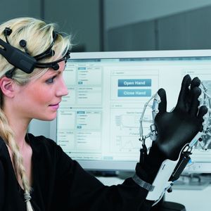 Training von Gehirn und Muskeln: die Exo-Hand in Kombination mit einem Brain-Computer-Interface.