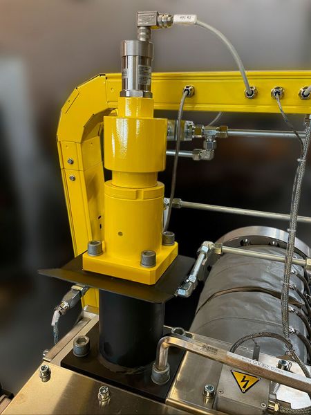 Dank drehbarem Anschluss ist der stabförmige Hyperwave Sensor von Gefran flexibel einbaubar.  (Britas Recycling )