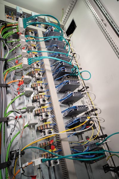 Ins Produktionsnetzwerk eingebundene Simatic HMI Panels machen die Prozesse lokal transparent und gut bedienbar.  (Siemens AG / W.Geyer)