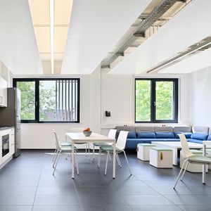 Für die Erholung in den Arbeitspausen stehen helle, freundlich gestaltete Personalräume mit Teeküchen und Sitzlandschaften zur Verfügung.(Bild:  © ALHO | Markus Steur)