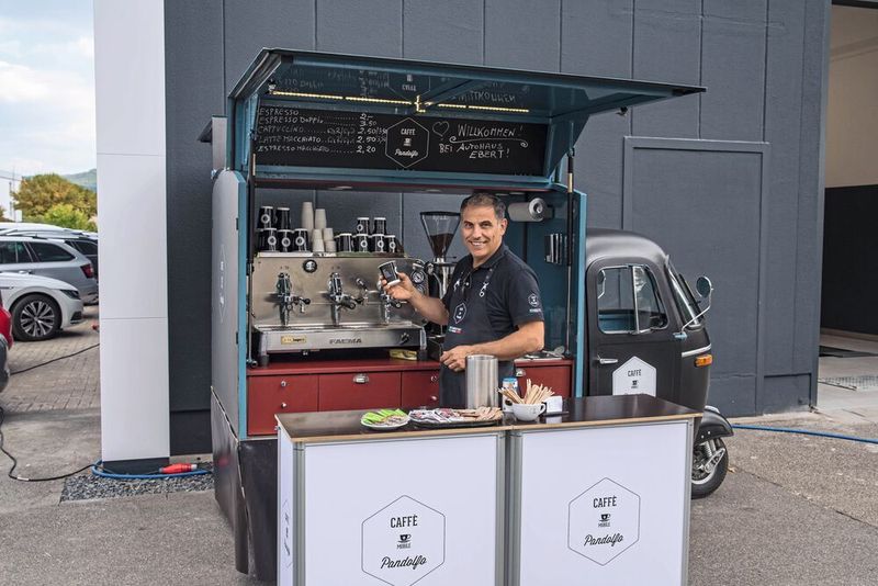 Und für die älteren Gäste zur Stärkung eine Kaffee-Spezialität. (Bild: Autohaus Ebert)