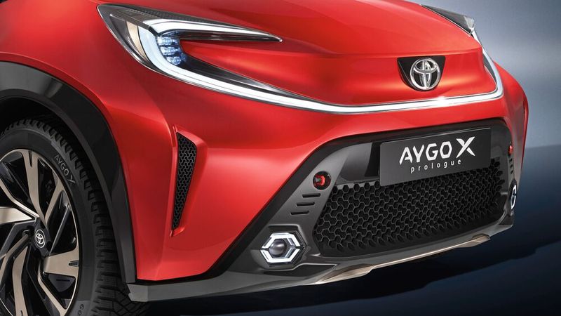 Der Hexagonal-Kühlergrill wird von futuristisch anmutenden Nebelscheinwerfern und einem Unterfahrschutz eingerahmt. (Bild: Toyota)