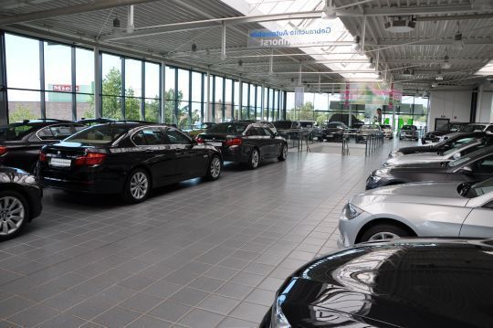 Die Gebrauchtwagenausstellung am Standort Gütersloh befindet sich im Obergeschoss des Autohauses. (Richter)